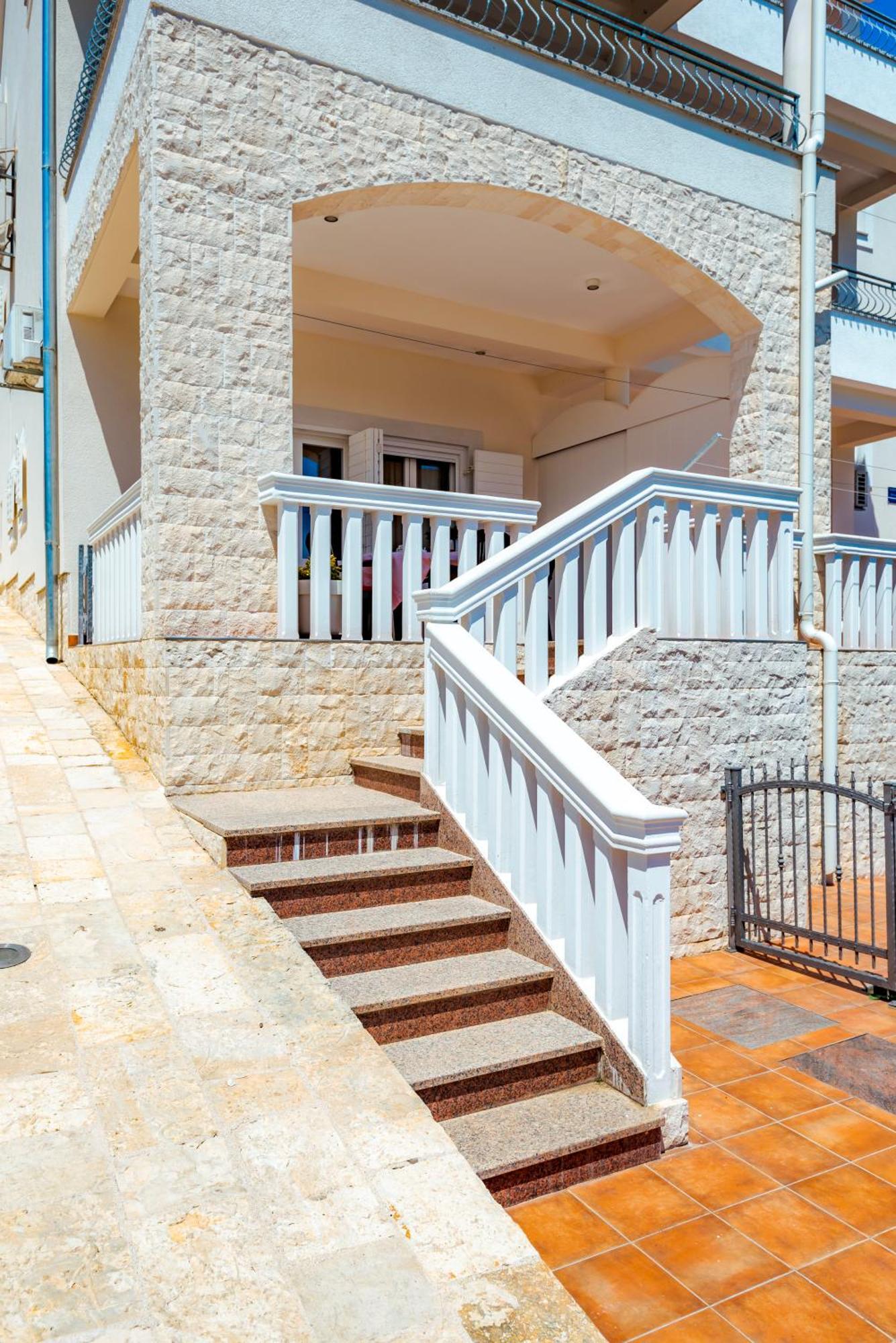 Apartment Bilice beach